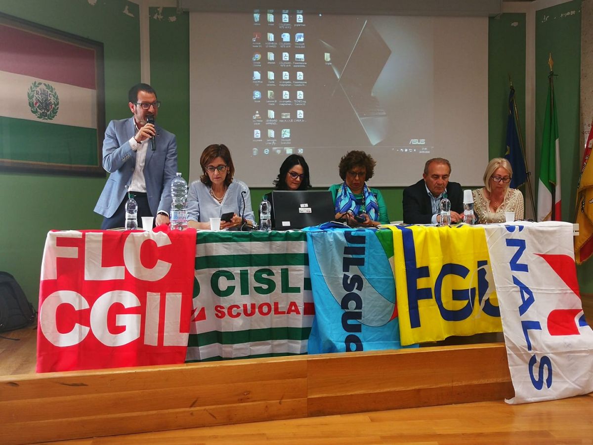 Scuola: grande partecipazione all'assemblea e alla fiaccolata di Palermo sulla libertà d'insegnamento