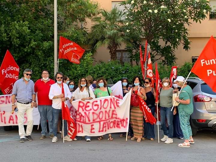 Assistenza sanitaria agli alunni con disabilità, in Sicilia a rischio 2000 posti di lavoro: sit-in di protesta e incontro con l’assessore Scavone